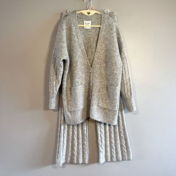 Abercrombie & Fitch Gray Knit Cardigan & Pant Sweater Set | SZ L & M - Picture 2 of 16